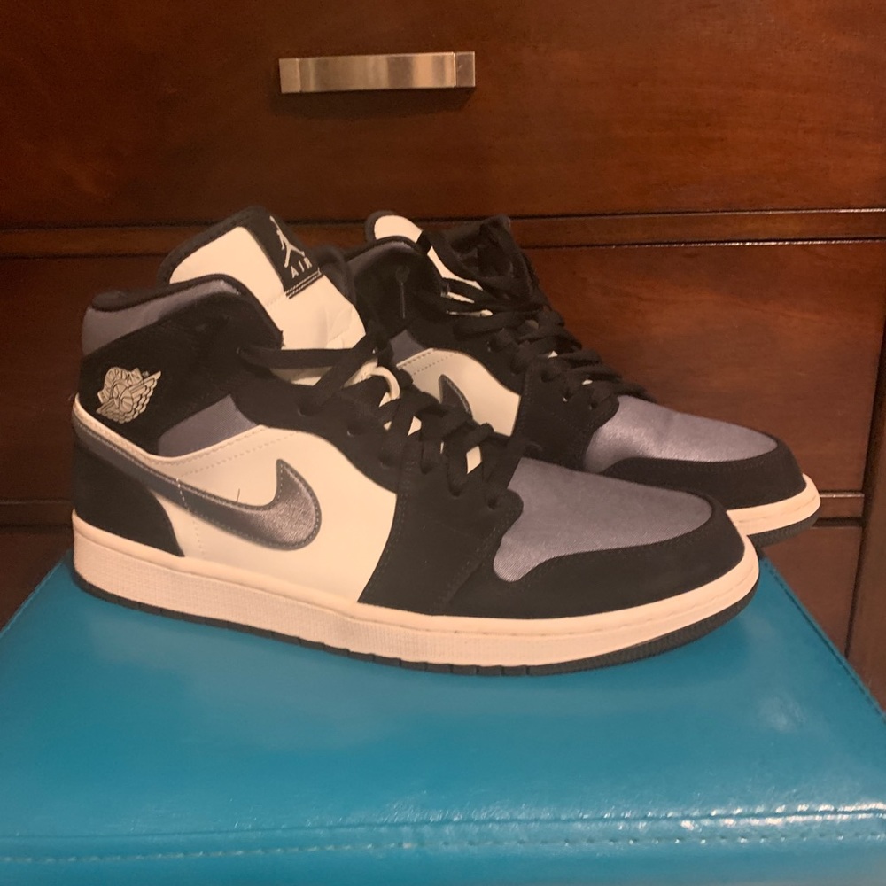 Air Jordan 1 Mid Satin